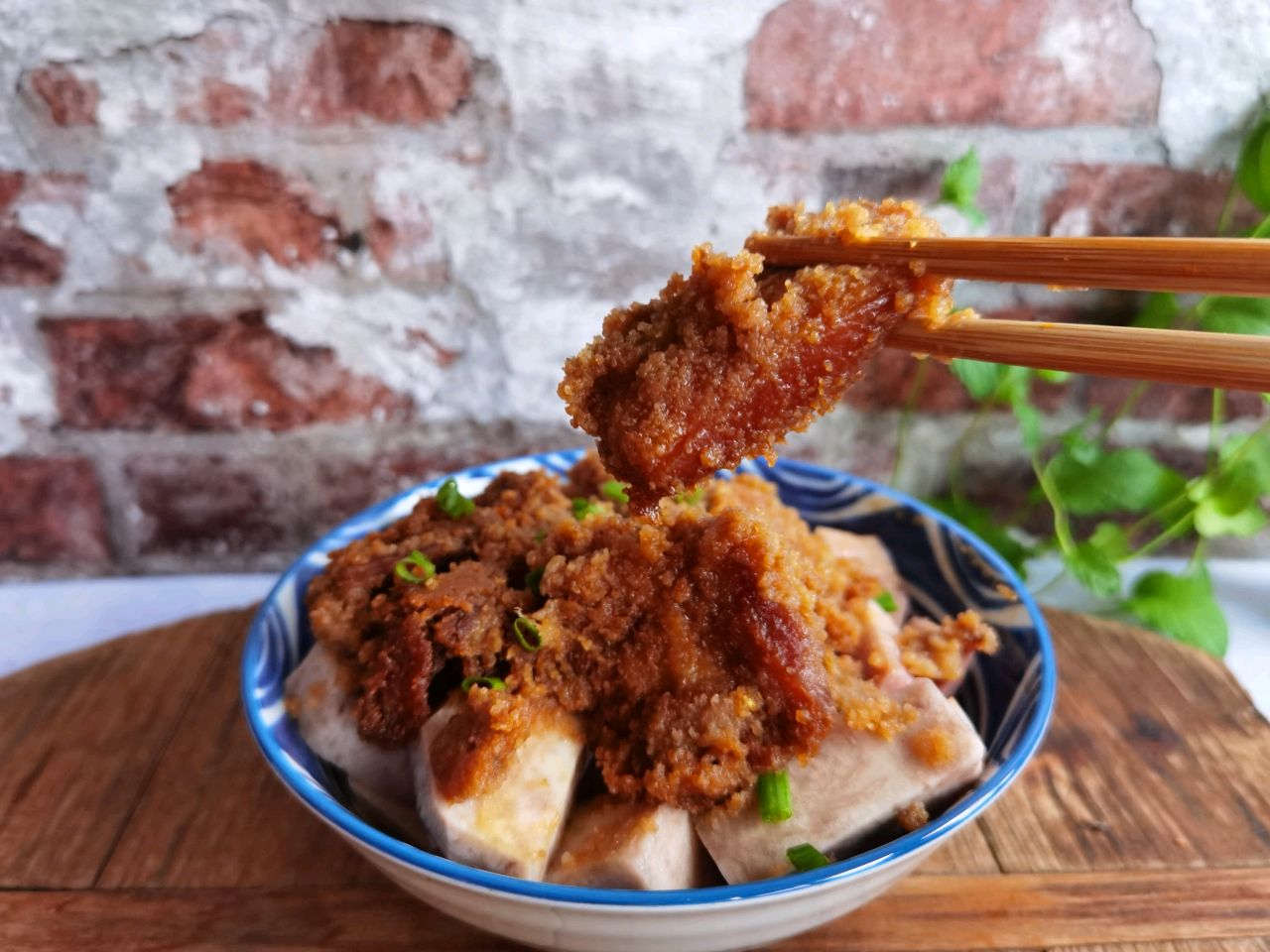 天气秋凉吃什么好,来一碗热气腾腾,鲜香四溢的,芋头粉蒸肉|芋头