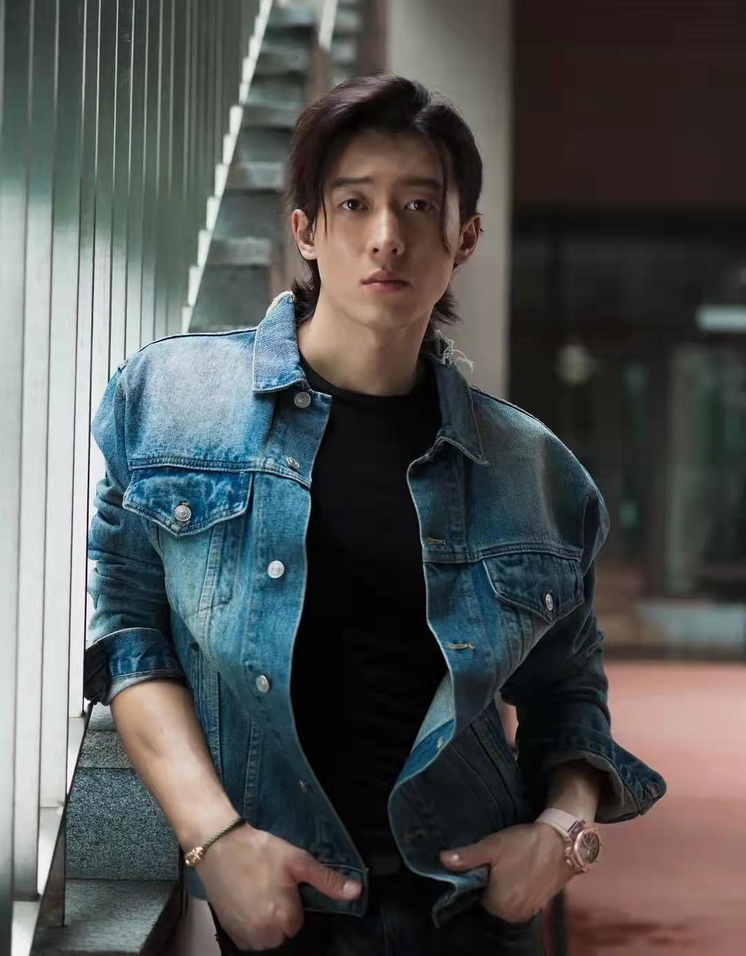 痞帅渣男侯雯元火了凌潇肃李现结合体肌肉型男靠身材出圈