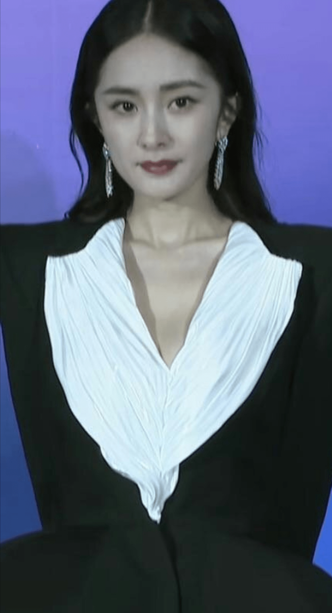 杨幂压轴走红毯脸松弛身材都下垂成这样了还强装少女不假吗