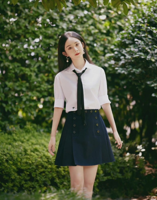 在设计款式上,百褶的造型最常见,还有就是像赵丽颖身上的裙子,明显的