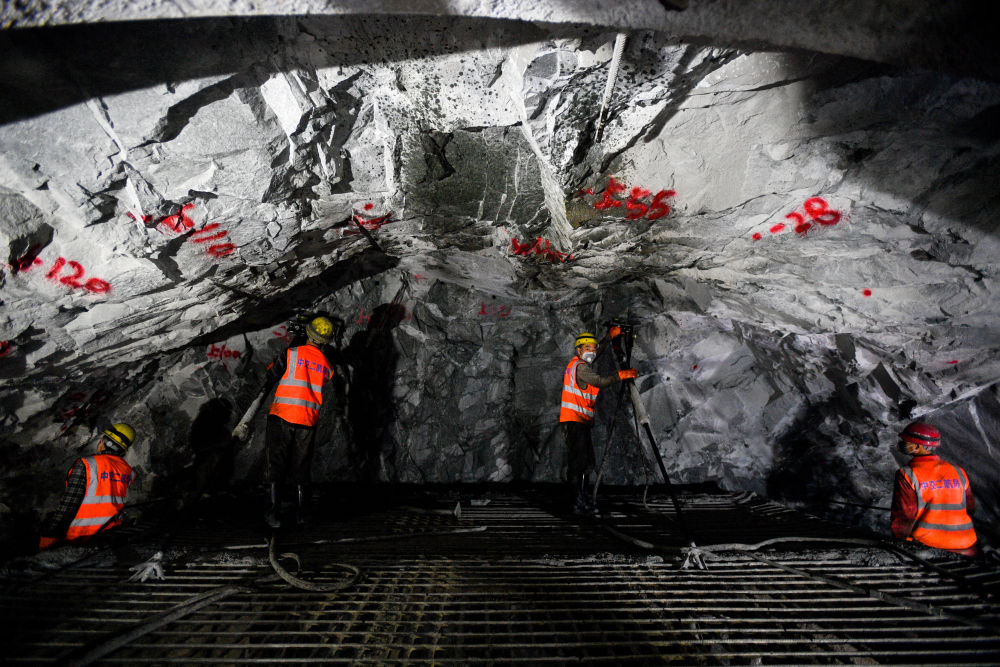 汉企承建西藏最长公路隧道觉巴山特长隧道贯通