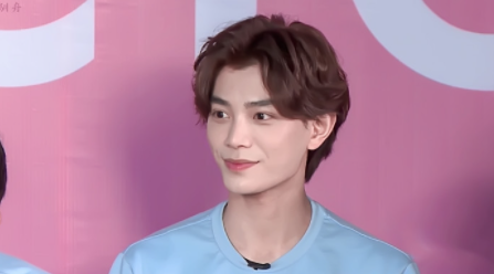 26岁男星吊威亚,眼神恐慌还一直咬手指,画面令网友直呼好笑