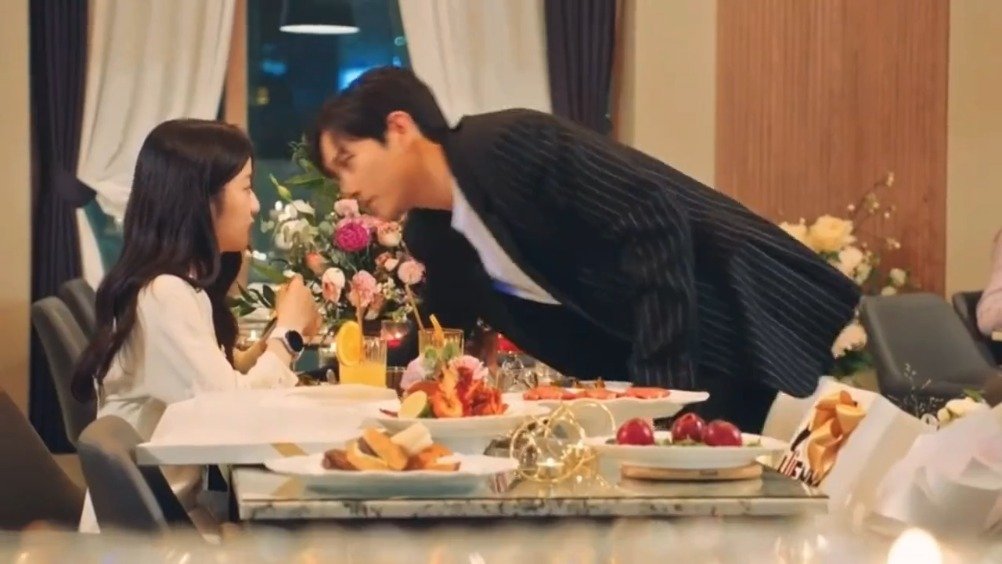 露娜终于来赴锡勋4年前的约了,这次锡勋主动用家钥匙示爱