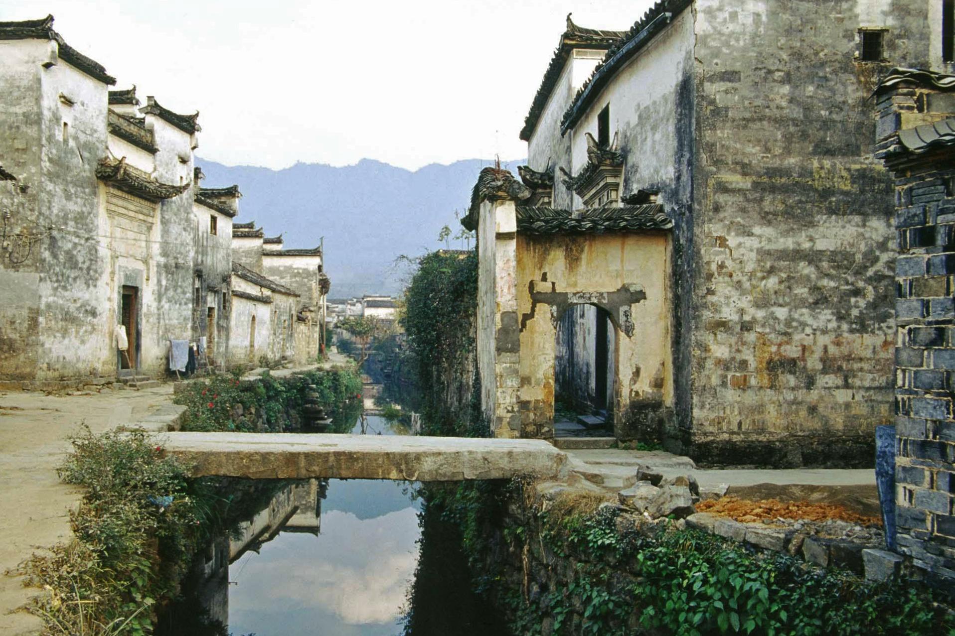 黟县古城—最古老的县城,已有2000多年历史,素有世外桃源美誉