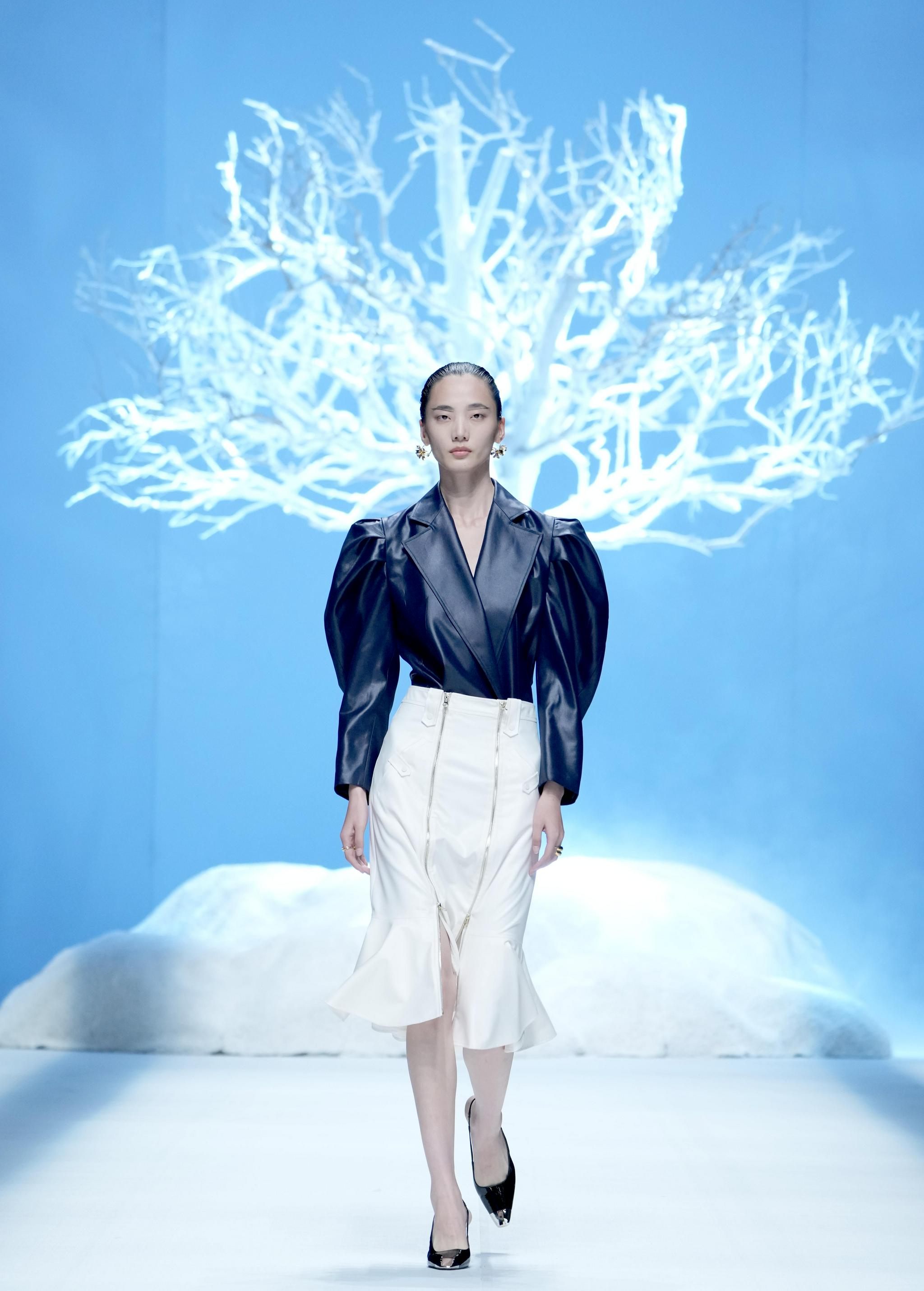 9月11日,模特展示时装设计师丁洁设计的时装.新华社记者 陈建力 摄