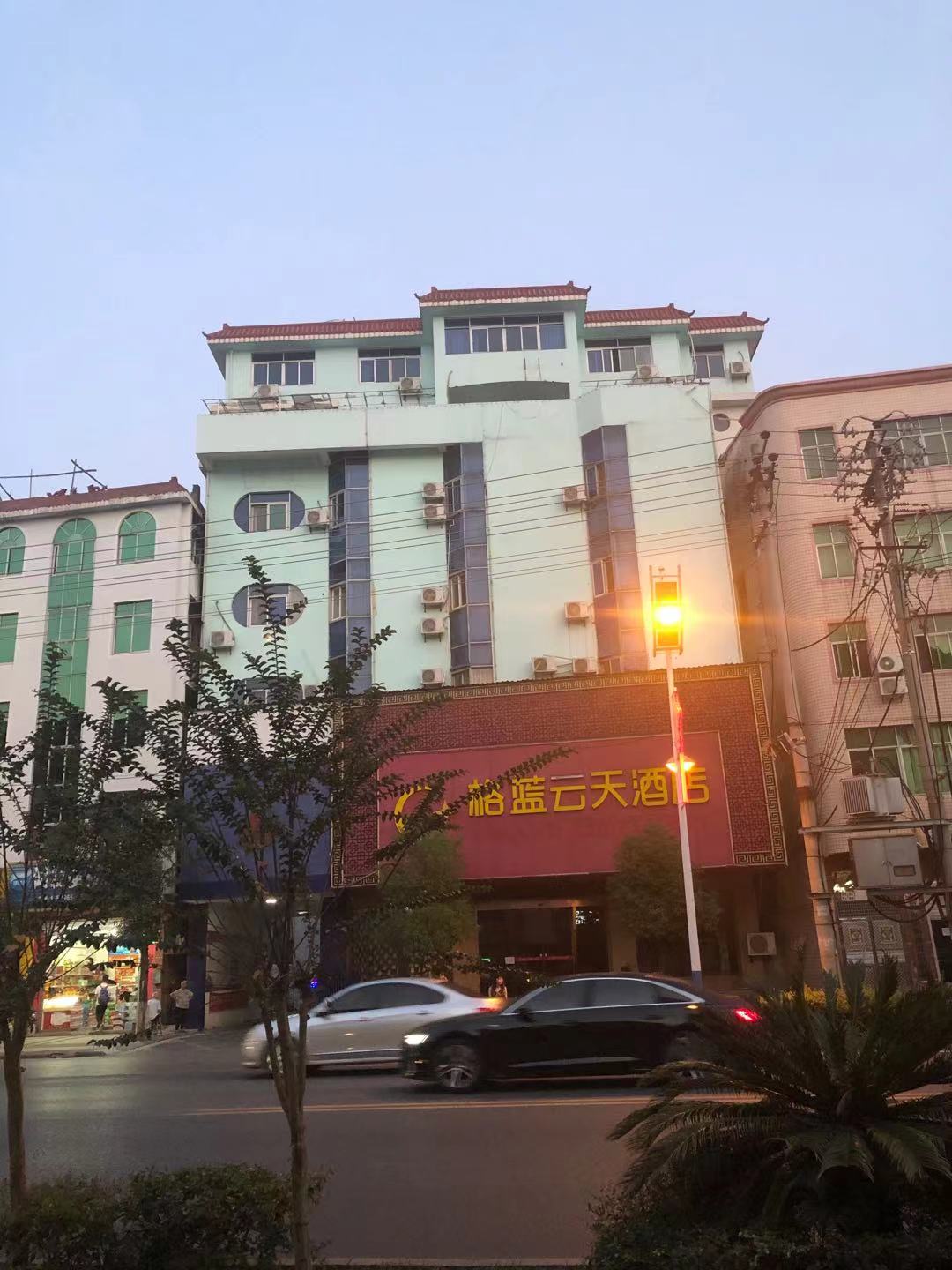 “行李箱藏尸案”调查：KTV销售经理和手下推销酒水的女孩休闲区蓝鸢梦想 - Www.slyday.coM