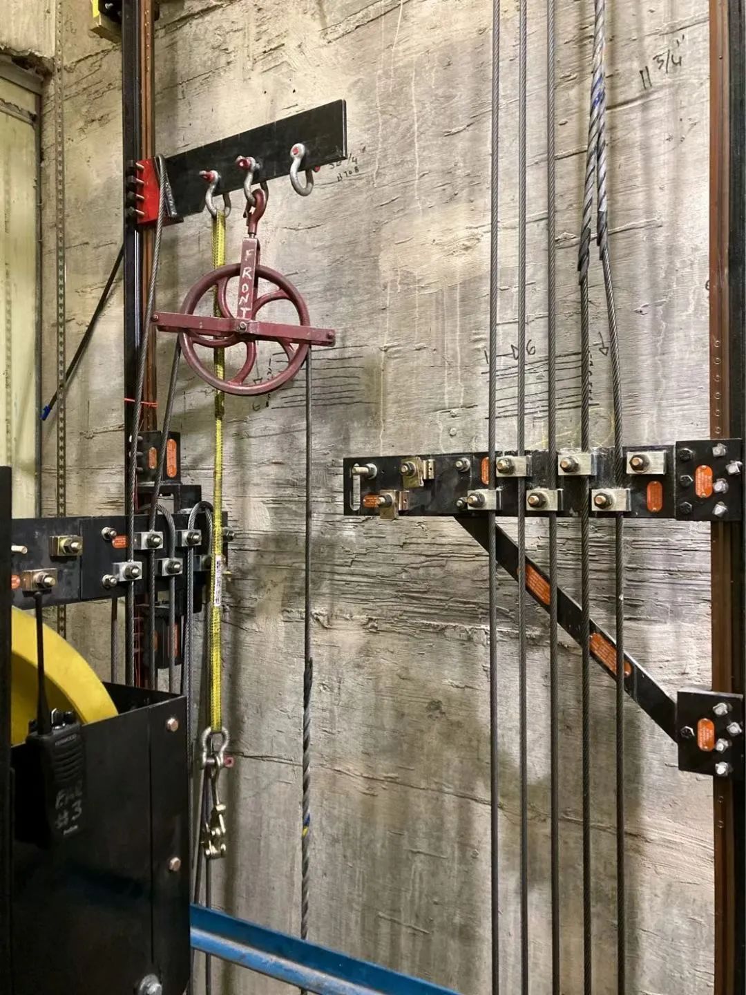 实拍更换电梯钢丝绳工装