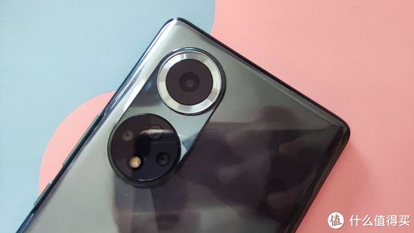 荣耀50 pro带来了新的设计模式 —— 如背面的摄像模组,在庞大的镜头