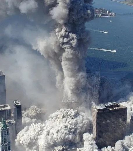 世贸双子塔倒塌时的航拍照片（图源：美媒）