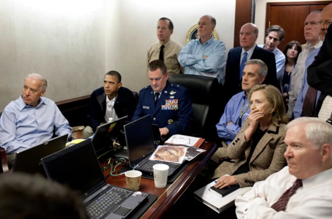 奥巴马、拜登、希拉里及其他美安全官员观看击毙拉登行动实时视频。图源：美媒