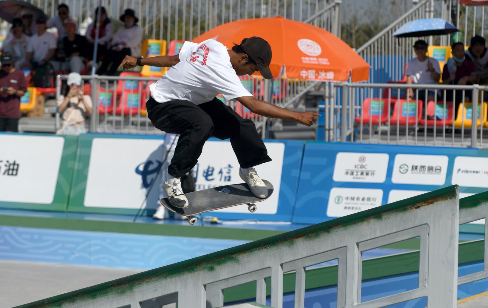 陕西选手高群翔获得滑板项目金牌|高群翔|滑板|金牌_新浪新闻