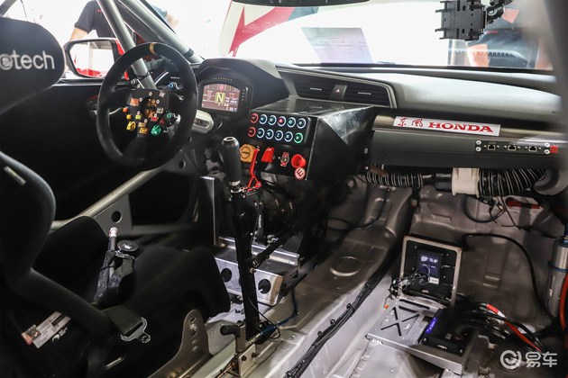 为了减轻重量,思域hatchback赛车几乎将内饰拆空,取而代之的是全替换