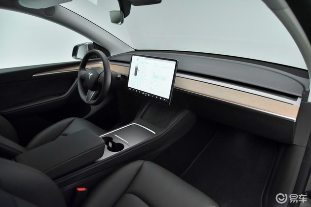 model y的内饰设计与model 3同样非常近似,整体设计简约不简单,并未