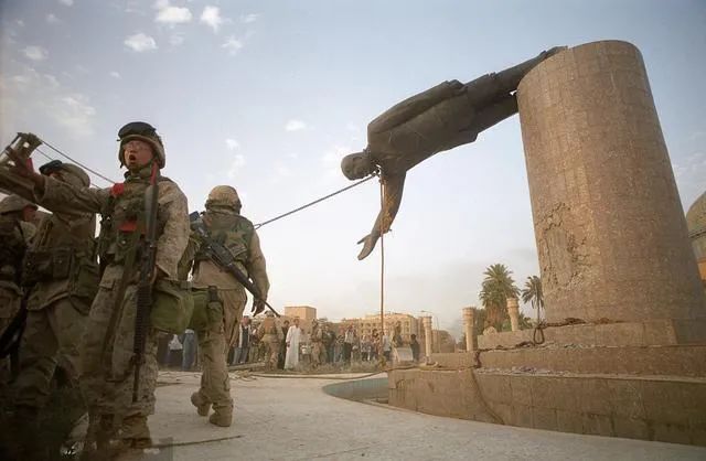 美军在伊拉克推倒萨达姆雕像。图源：美媒
