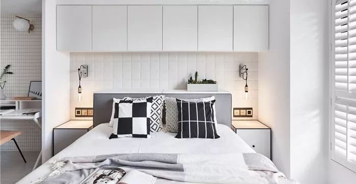 床头采用吊柜和软包的形式,非常新颖.