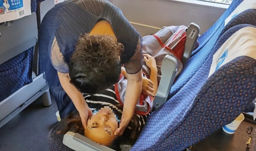 这个教师节注定难忘!成都中医药大学教授列车上救人