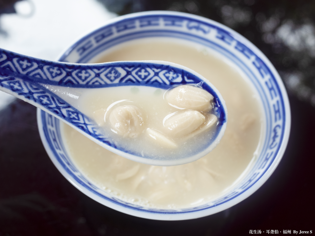 花生已经被熬煮得入口即化花生汤原本是源自泉州地区的特色美食,在