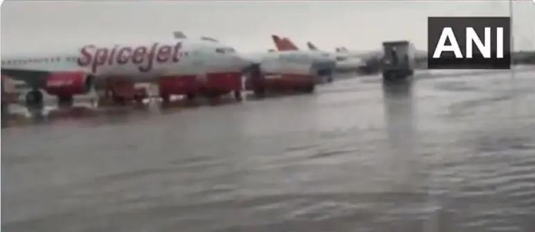 机场被淹 图源：印度亚洲国际新闻社视频截图