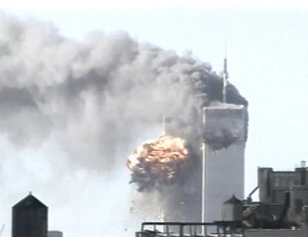 ▲2001年9月11日受到撞击的双子大厦冒着浓烟，美联社提供画面
