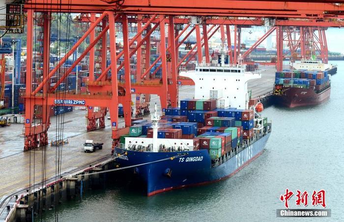 资料图为厦门港海天集装箱码头。 中新社记者 王东明 摄