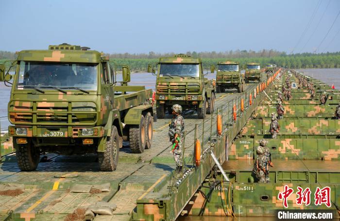 中部战区陆军某舟桥旅在湖北组织渡江演习
