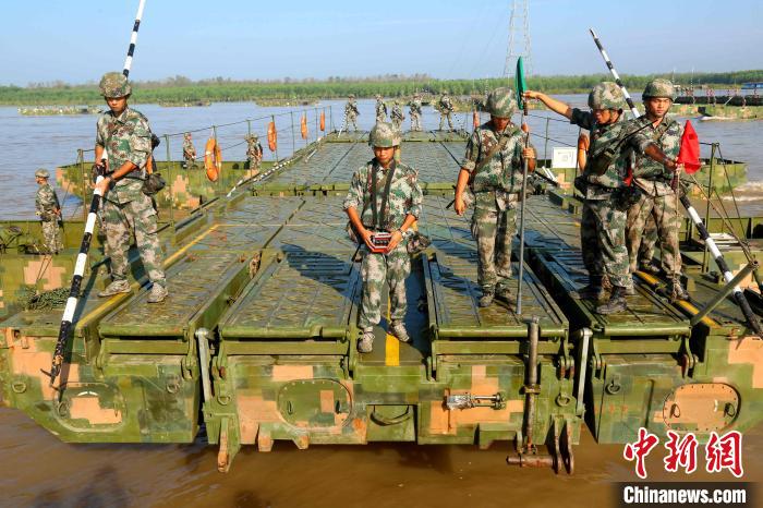中部战区陆军某舟桥旅在湖北组织渡江演习