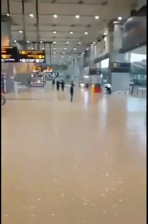 机场被淹图，图源：社交媒体视频截图
