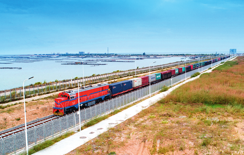 利用铁路,海运,公路等运输方式,向南经广西通达东盟乃至世界各地,比经