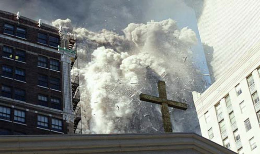 “9·11”事件中，正在倒塌的纽约世贸中心大厦。图源：美国特勤局推特账号