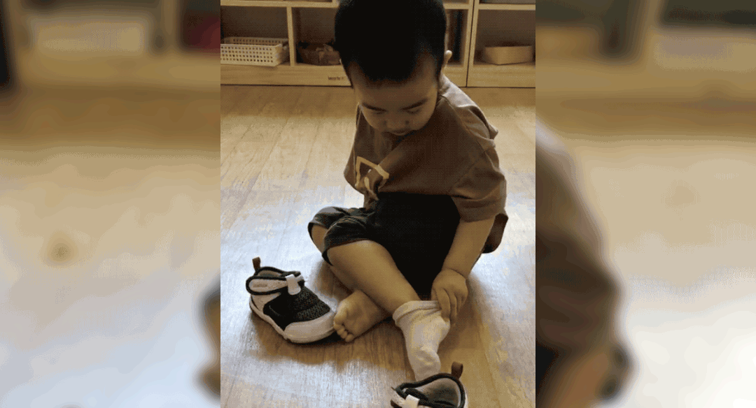 为什么人类幼崽都爱脱袜子这样光脚好处多