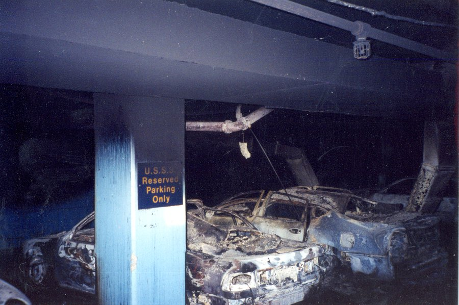 停在美国特勤局纽约办公室附近的豪华装甲轿车，这些轿车在“9·11”事件中遭破坏。图源：美国特勤局推特账号