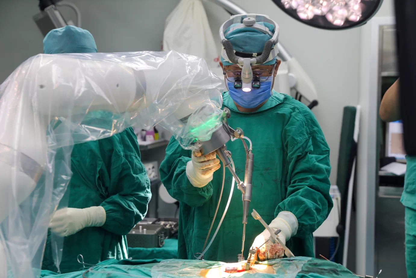 全球首例北京积水潭医院完成机器人辅助脊柱外科骨切割手术