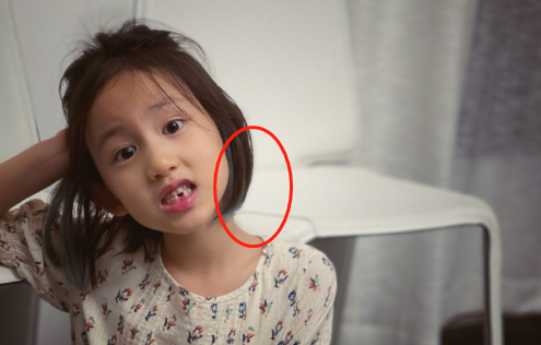 黄磊带子女游玩被偷拍!4岁儿子正面首曝光,孙莉盯镜头一脸怒气休闲区蓝鸢梦想 - Www.slyday.coM 黄磊带子女游玩被偷拍!4岁儿子正面首曝光,孙莉盯镜头一脸怒气休闲区蓝鸢梦想 - Www.slyday.coM