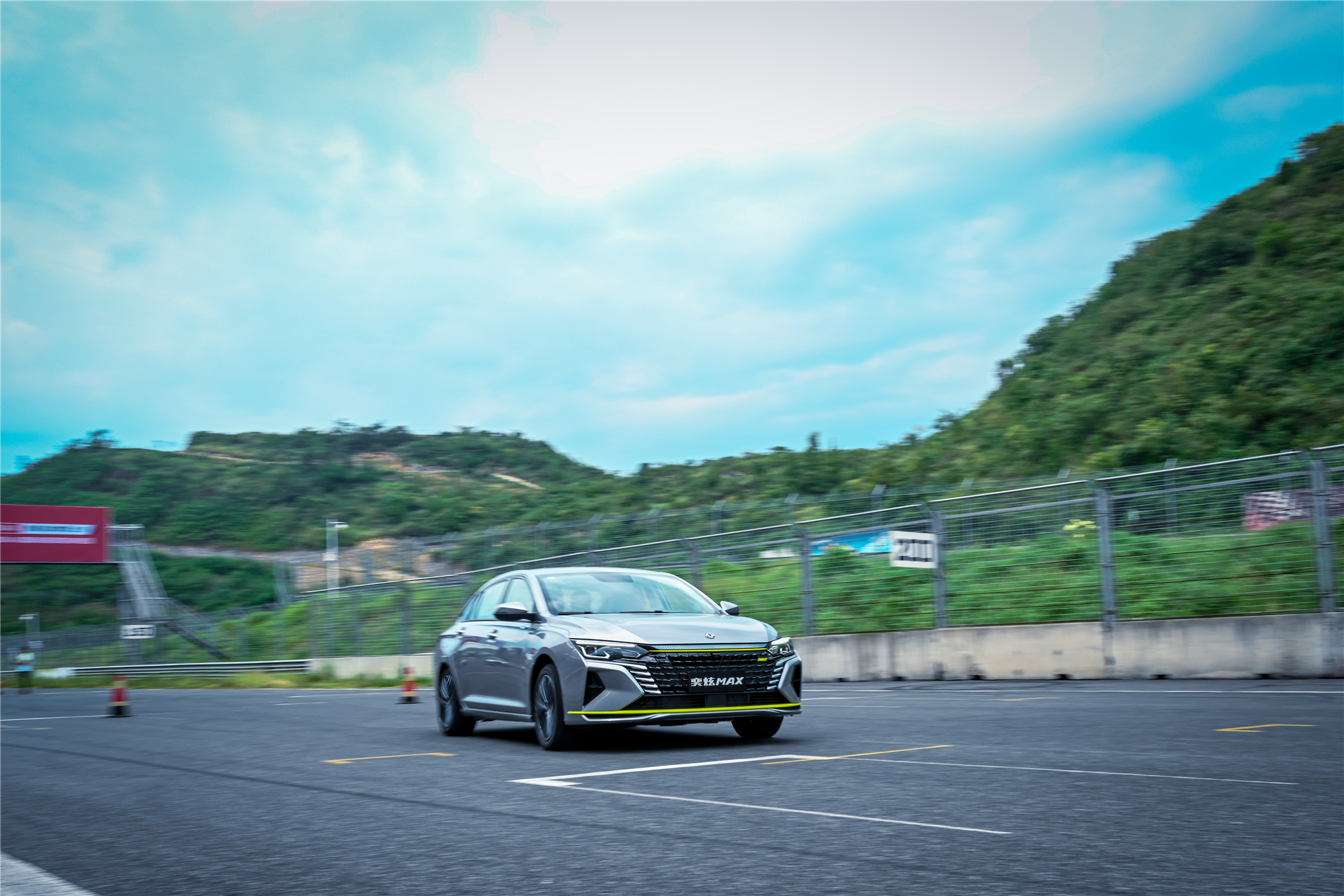 马赫动力"赛道级宽体家轿"东风风神奕炫max赛道上市体验