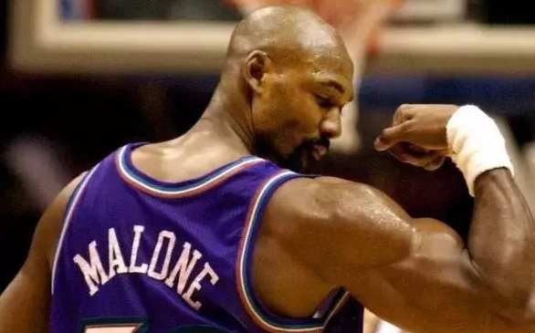 马龙的手臂肌肉也是夸张,那肌肉感觉都快溢出照片了.