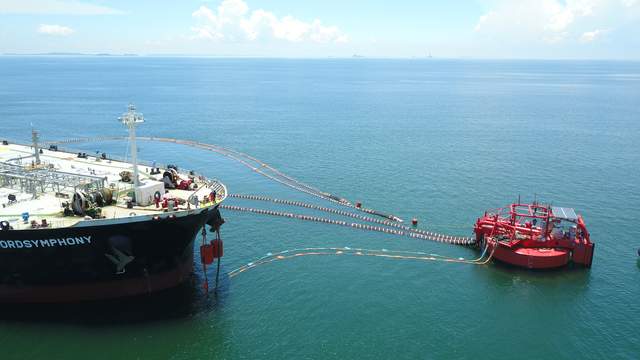 美国建设了大量的输油管道,从而把原油输送到陆地的炼油厂或储油库中