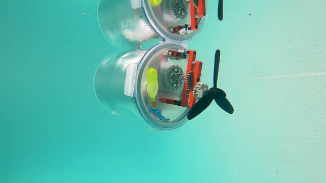 男子自制迷你潜水艇,太好玩了让人羡慕,看了我也学不会