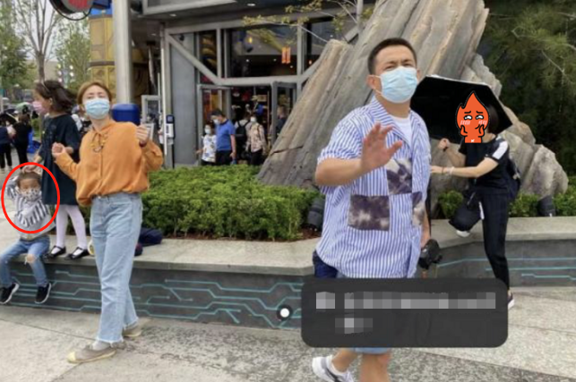 黄磊带子女游玩被偷拍!4岁儿子正面首曝光,孙莉盯镜头一脸怒气休闲区蓝鸢梦想 - Www.slyday.coM 黄磊带子女游玩被偷拍!4岁儿子正面首曝光,孙莉盯镜头一脸怒气休闲区蓝鸢梦想 - Www.slyday.coM