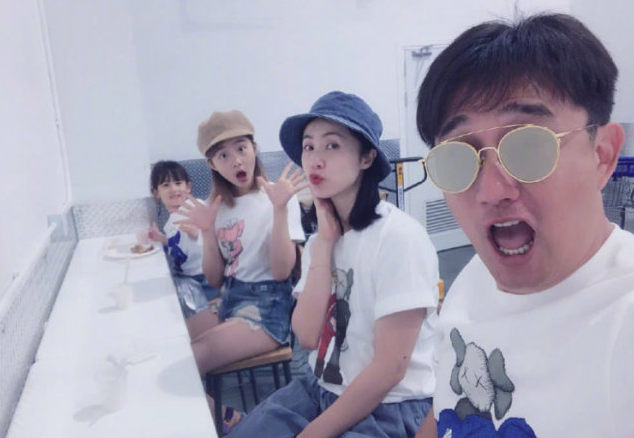 黄磊带子女游玩被偷拍!4岁儿子正面首曝光,孙莉盯镜头一脸怒气休闲区蓝鸢梦想 - Www.slyday.coM 黄磊带子女游玩被偷拍!4岁儿子正面首曝光,孙莉盯镜头一脸怒气休闲区蓝鸢梦想 - Www.slyday.coM