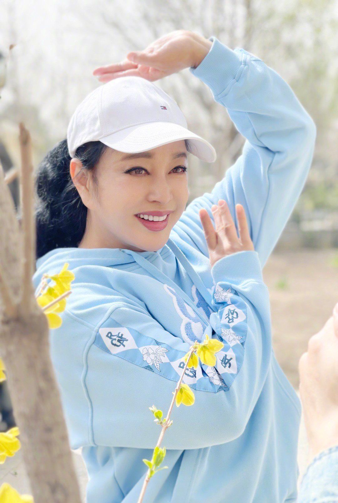 68岁刘晓庆沉迷扮嫩本想穿印花裙子彰显活力被旗袍老奶奶碾压