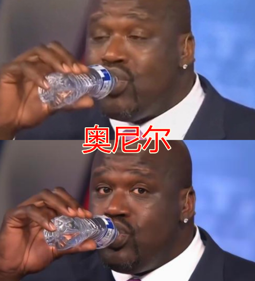 这张照片在nba圈子还是很火,这就是一次最普通不过的喝水行为,奥尼尔