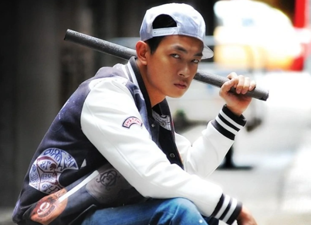 恭喜!梁烈唯开钟表店,戴60万金表显阔气,开业礼一众熟面孔捧场