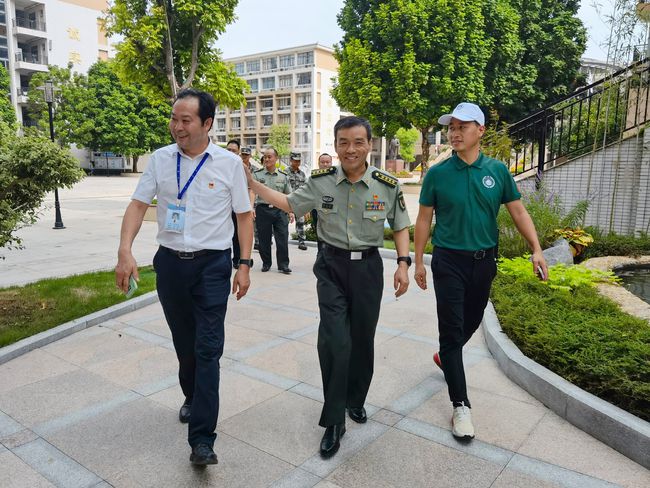 惠州军分区政委吴小飞走访慰问惠州首届国防班师生