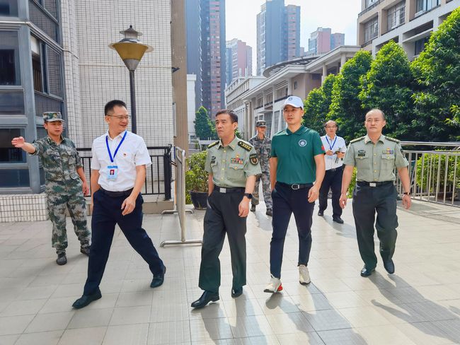 惠州军分区政委吴小飞走访慰问惠州首届国防班师生