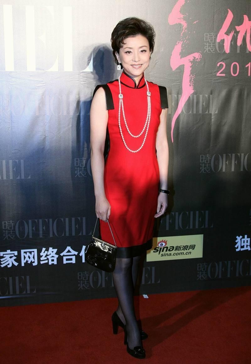 杨澜也有不端庄的时候红色大衣挺优雅的配上黑丝略显俗气