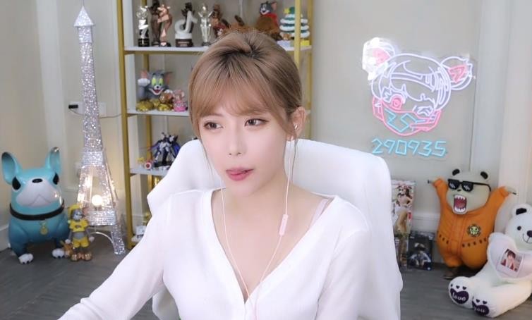 而在你画我猜的环节,周淑怡的发挥还算可以