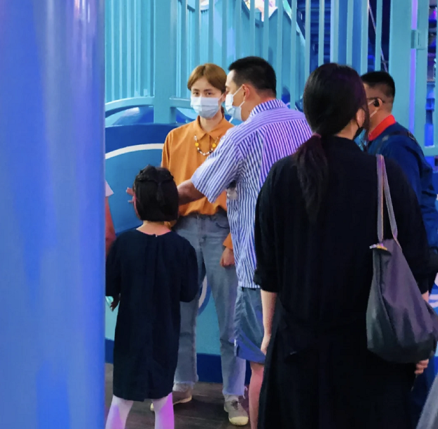 黄磊带子女游玩被偷拍!4岁儿子正面首曝光,孙莉盯镜头一脸怒气休闲区蓝鸢梦想 - Www.slyday.coM 黄磊带子女游玩被偷拍!4岁儿子正面首曝光,孙莉盯镜头一脸怒气休闲区蓝鸢梦想 - Www.slyday.coM