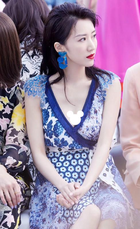 又被李念美到了穿蕾丝露肩裙高贵大气瘦而不柴的身材真标致