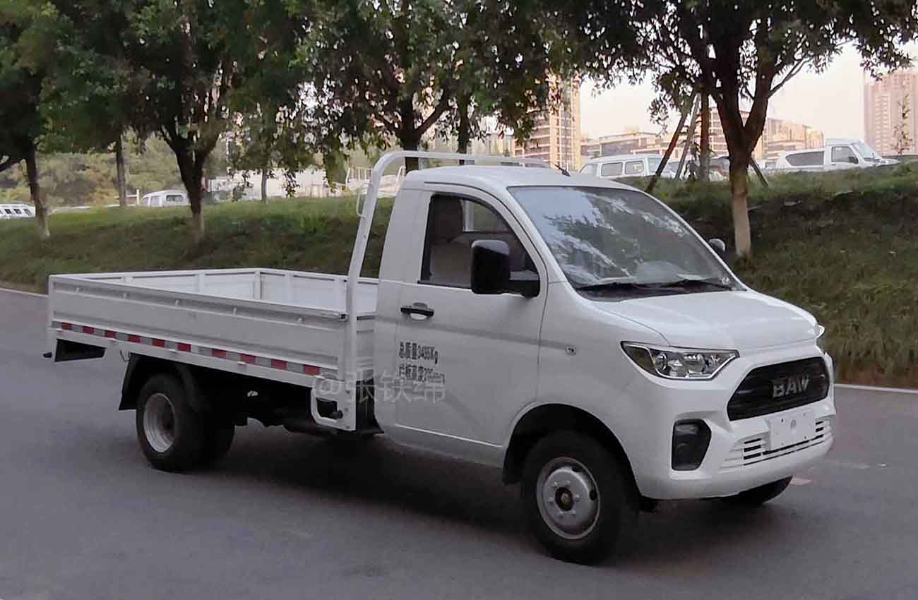 北汽制造一款全新的单排后双胎的6轮小货车曝光