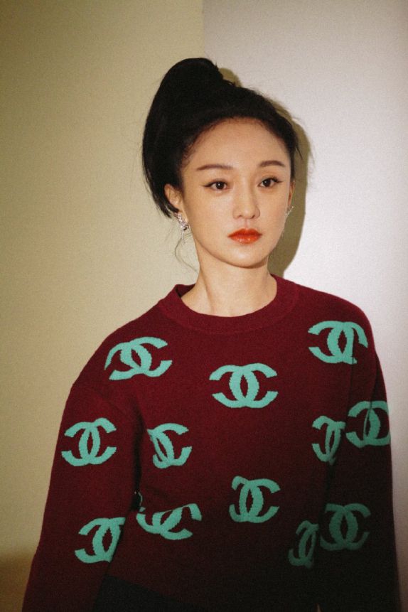 周迅衣品犯迷糊穿短裙配狗啃刘海认不出来还好气质撑住了